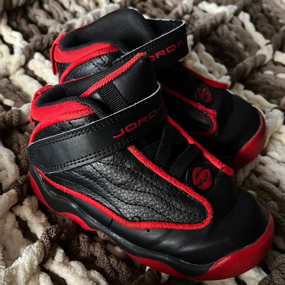 Toddler boys Jordan sneakers 8c
